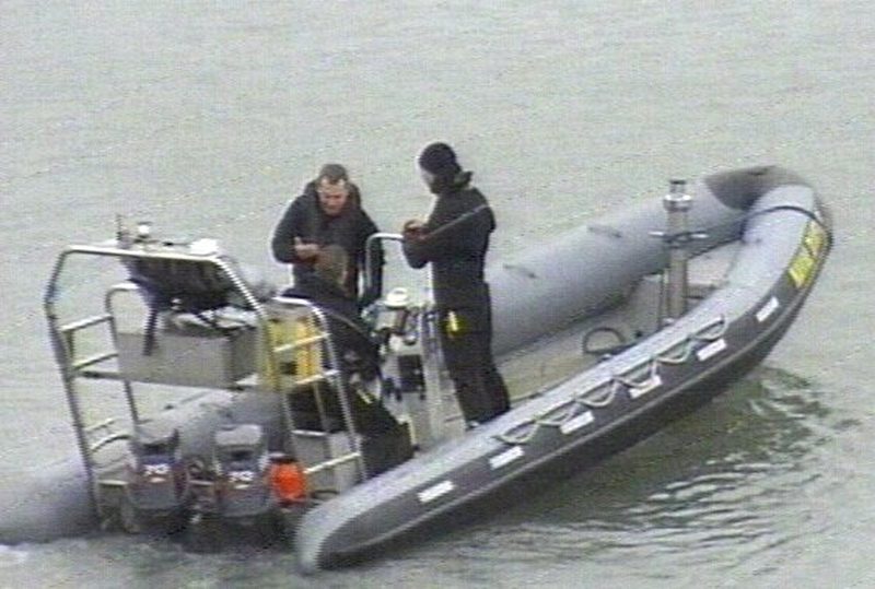 Divers - Weather hampers search