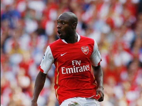William Gallas scored at both ends, but his injury time equaliser for the Gunners kept them on top of the Premier League