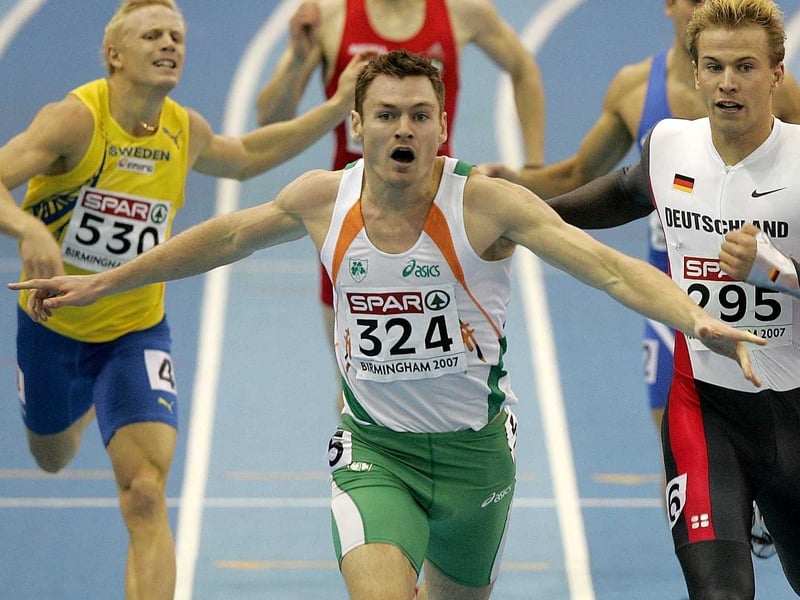 David Gillick (centre) crosses the line ahead of Bastian Swillims (r) in the 400 metre final