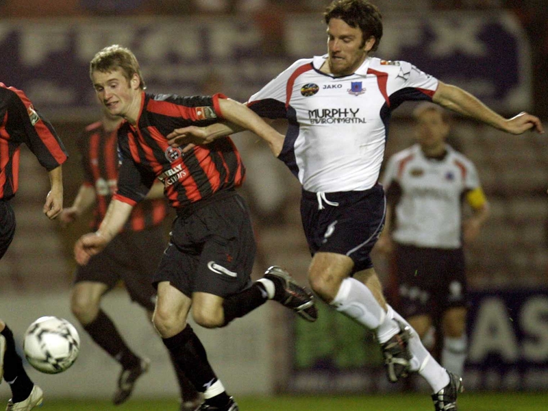 John Paul Kelly (Bohemians) and Stuart Byrne (Drogheda) compete for the ball