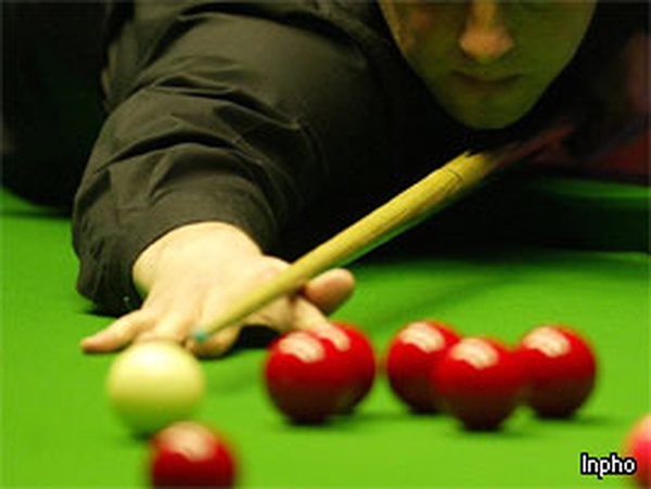 Selby edges past Hendry in Wales