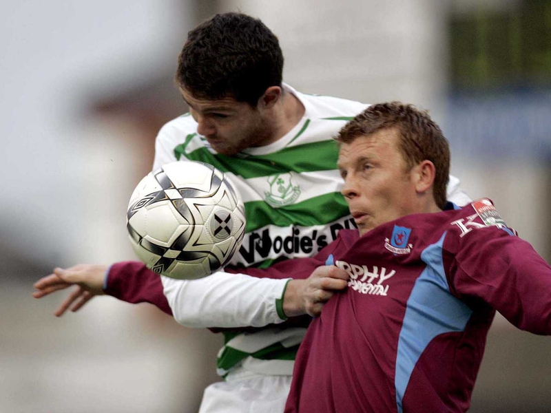 Barry Ferguson, left, and Glen Fitzpatrick do battle at Tolka Park earlier tonight