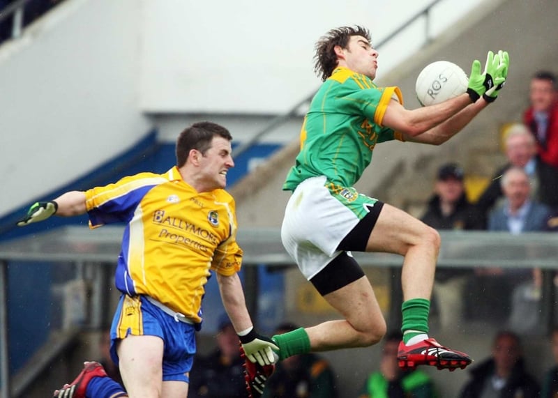 Meath's Brian Farrell and Robbie Kelly of Roscommon battle for the breaking ball