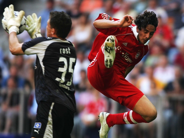 Claudio Pizarro challenges the Hamburg SV goalkeeper Frank Rost for the ball