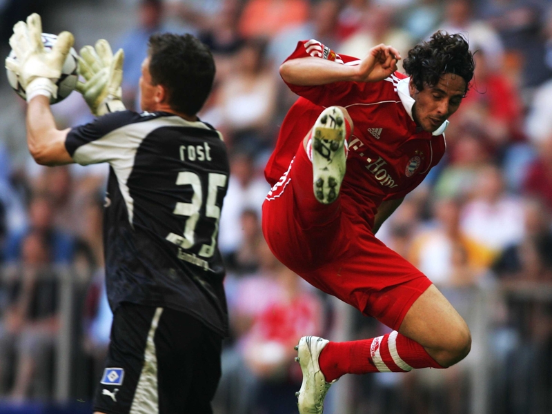 Claudio Pizarro challenges the Hamburg SV goalkeeper Frank Rost for the ball
