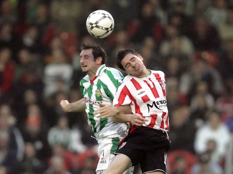 Cork City's Darragh Ryan and Derry City's Gareth McGlynn tussle for the ball at Turner's Cross