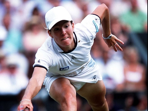 Justine Henin warmed up for Wimbledon with victory over Amelie Mauresmo