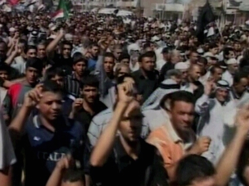 Sadr City - Thousands defy curfew to protest