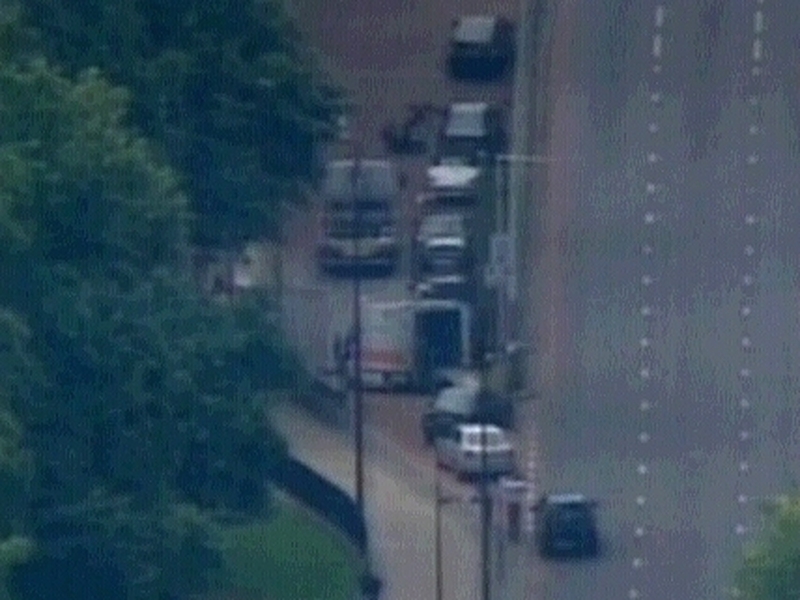 Park Lane - Police examine suspicious vehicle