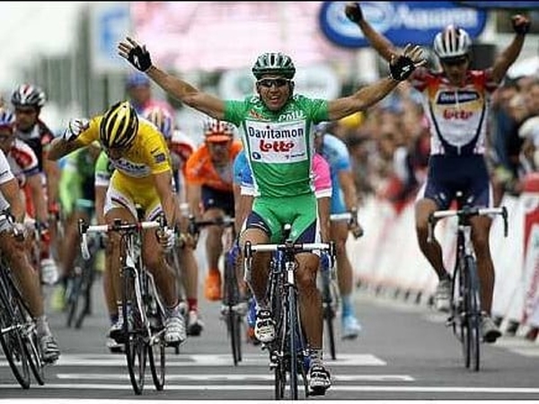 Robbie McEwen has won the opening stage of the Tour de France