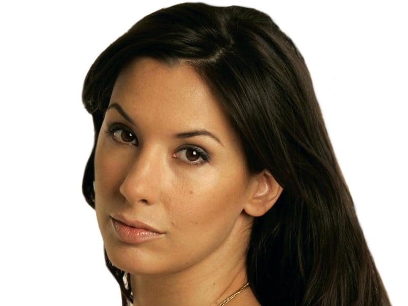 Pauline - Thaila Zucchi enters the house