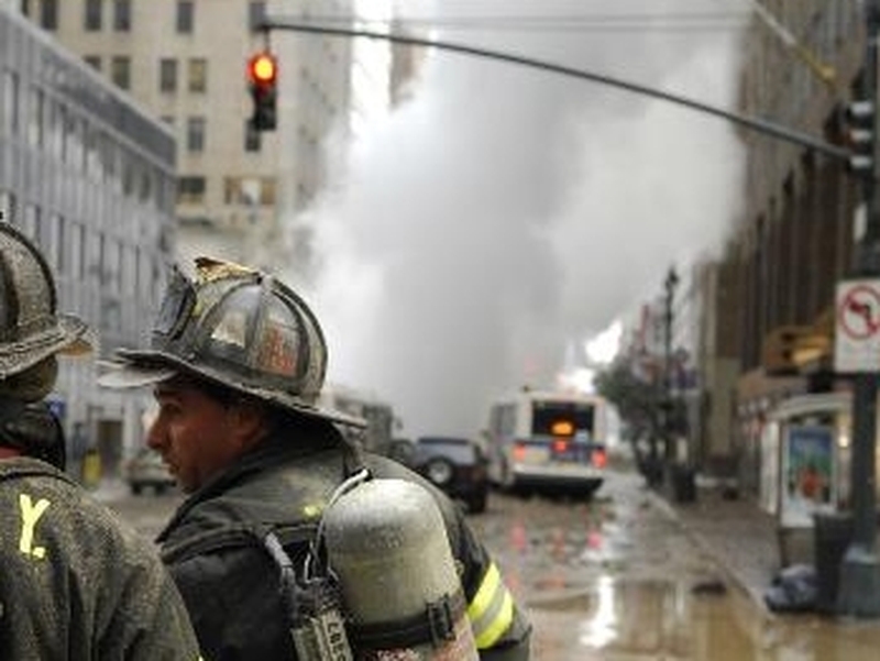 New York - Burst steam pipe causes chaos