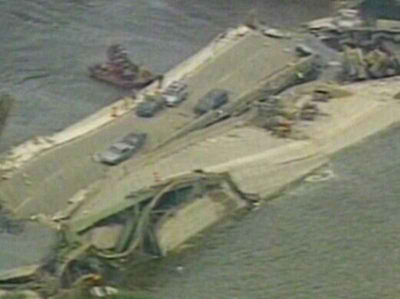 Minneapolis - Bridge over Mississippi collapses
