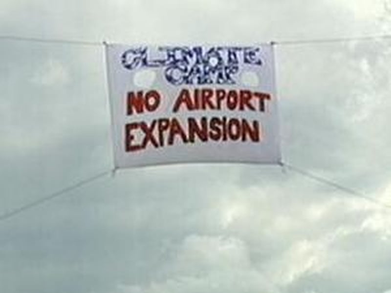 Heathrow - Riot police surround BAA headquarters