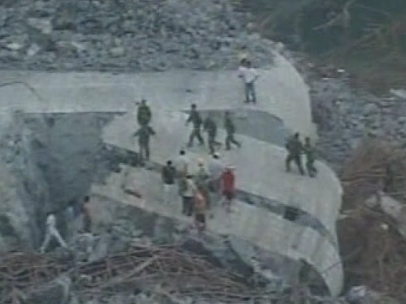 China - 36 people killed in bridge collapse