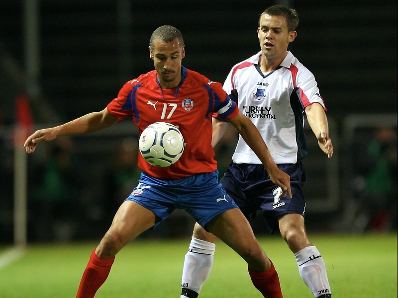 Shane Robinson shadows Henrik Larsson in Helsingborg