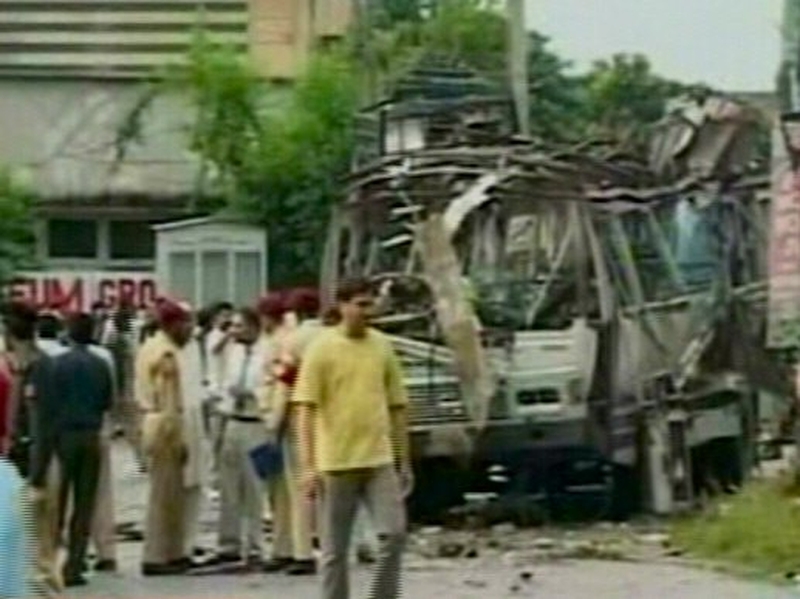 Pakistan - Two bombs kill 25