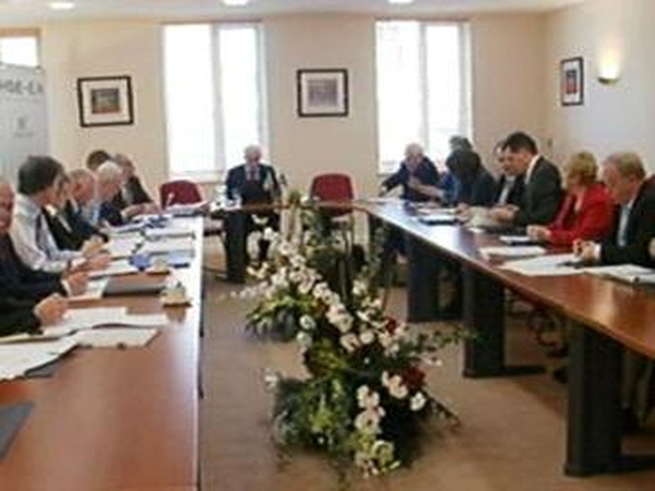 Consultant talks - Discussion on contracts began in 2005