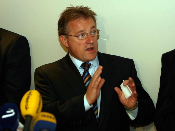Eddie O'Sullivan answers questions at today's press conference