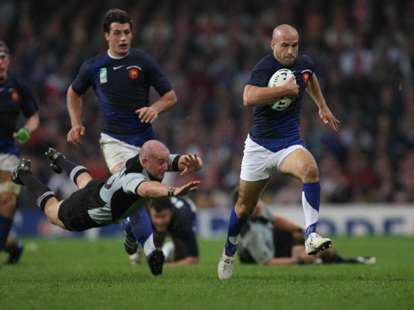 Frederic Michalak cuts through the New Zealand defence