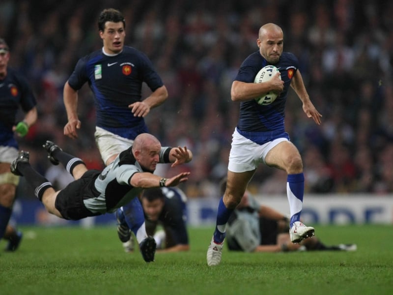 Frederic Michalak cuts through the New Zealand defence