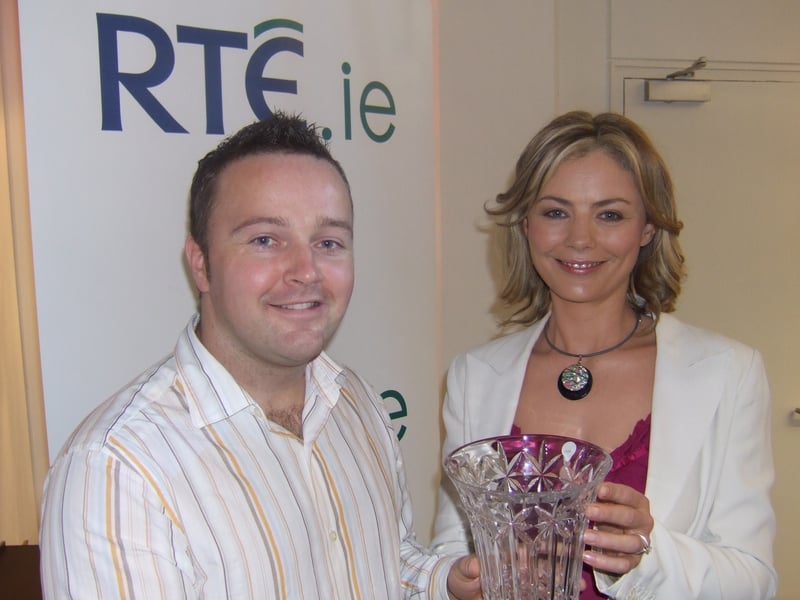 RTÉ Publishing's Shane Murray presents a piece of Waterford Crystal to Siún Nic Gearailt