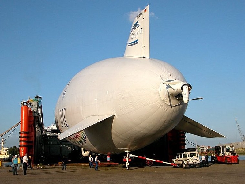 De Beers Zeppelin - This diamond-hunting airship - was damaged by heavy winds - Photo: Bennie Bos