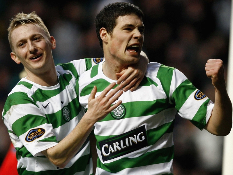 Darren O'Dea (r) celebrates a Celtic goal with Derek Riordan