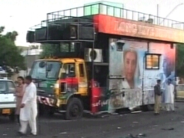 Karachi - Attack on Bhutto parade