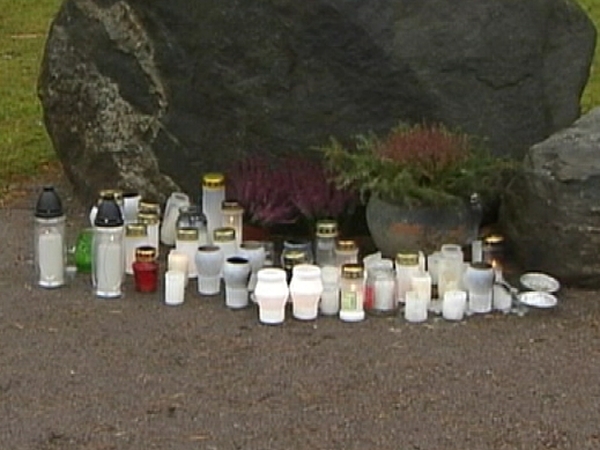 Tuusula - Tributes outside school