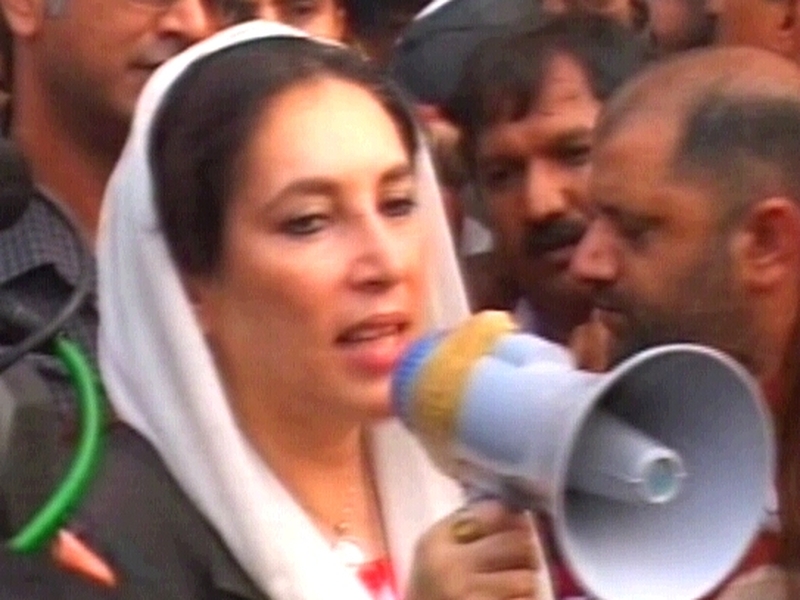 Benazir Bhutto - Addressed journalists' protest