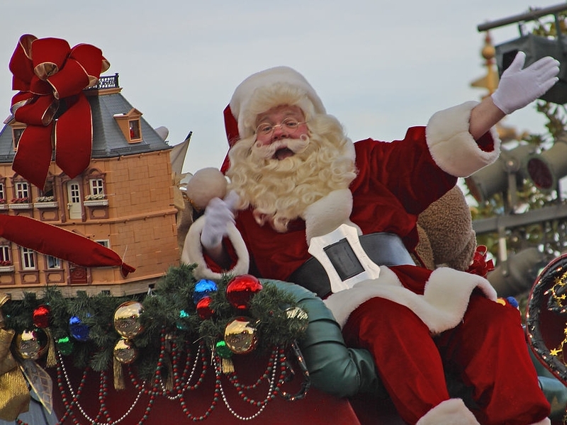 Santa Claus - Postal service hunts for nasty Santa impersonator