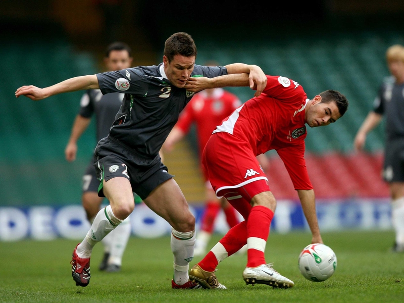 Steve Finnan (l) is on the way to Espanyol
