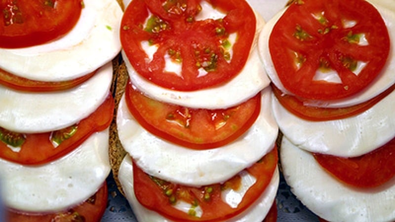 Mozzarella salad with a walnut dressing