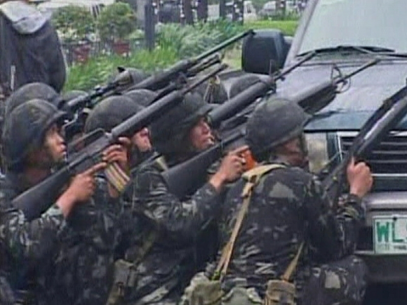 Manila - Troops storm hotel