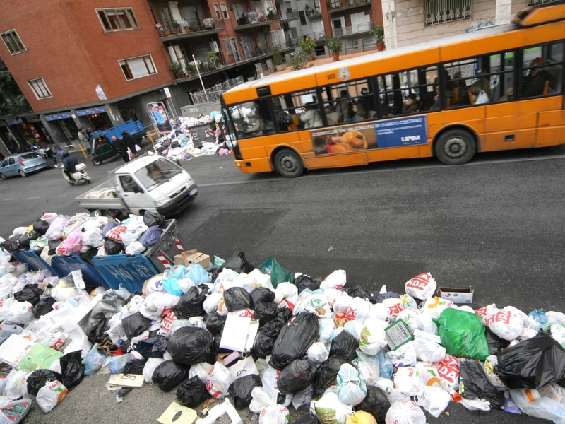 Naples - 110,000 tonnes of rubbish on streets