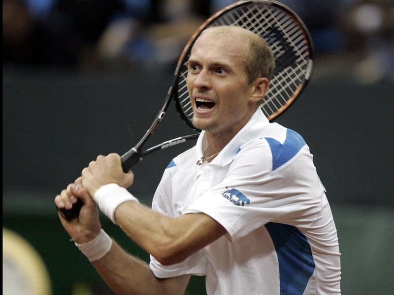 Nikolay Davydenko has crashed out at Roland Garros