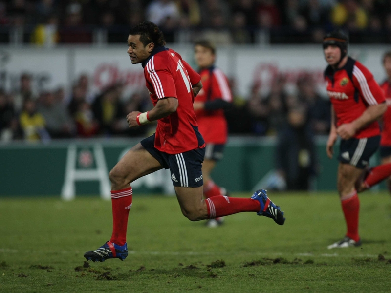 Lifemi Mafi races away to score a vital try for Munster