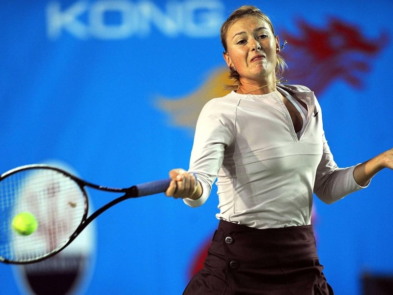 Maria Sharapova outclassed former champion Lindsay Davenport