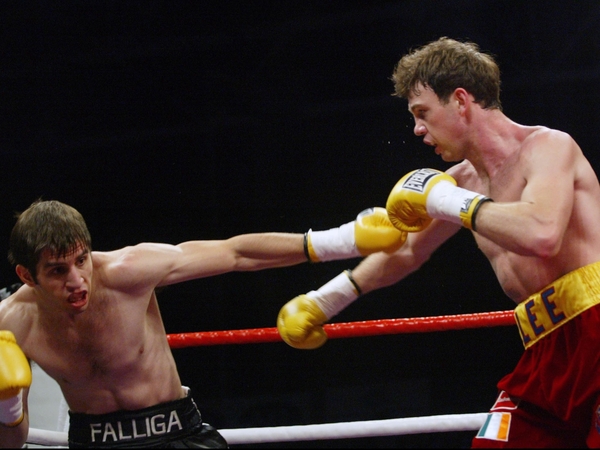 Andy Lee (r) chases down Alejandro Falliga in Limerick
