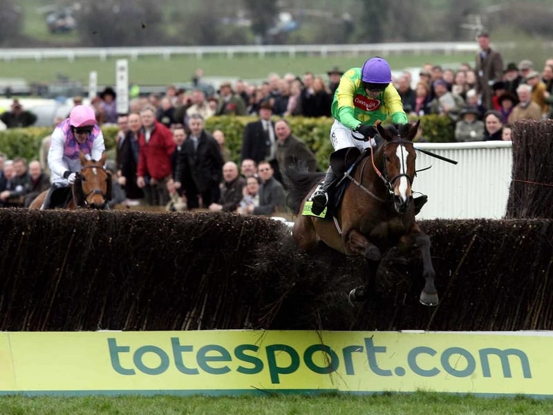 Kauto Star on his way to winning the 2007 totesport Cheltenham Gold Cup