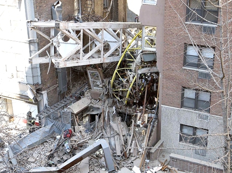 New York - Four die as crane collapses