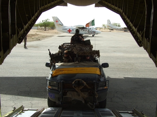 Chad - Irish rangers board a transport plane