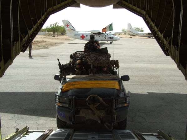 Chad - Irish rangers board a transport plane