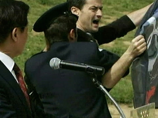 Greece - Protestor tried to disrupt speech