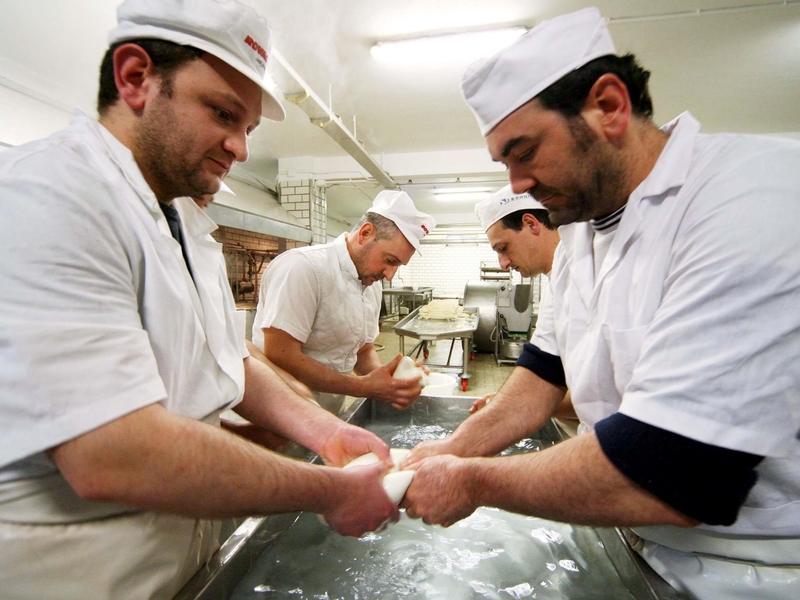 Mozzarella - Rubbish crisis hits production