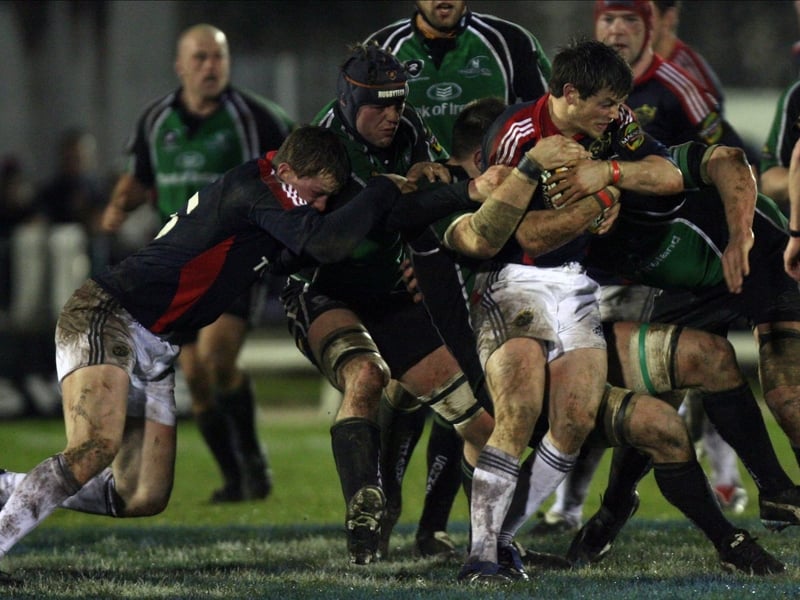 Munster's Ian Dowling hangs on under pressure