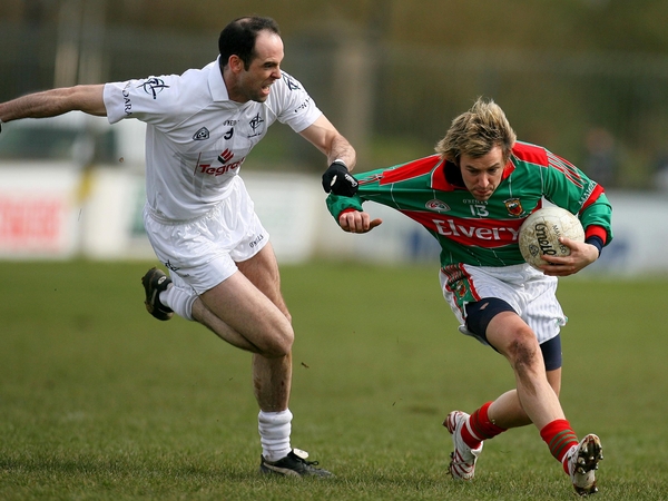 Dermot Earley tries to get to grips with Mayo's Conor Mortimer this afternoon