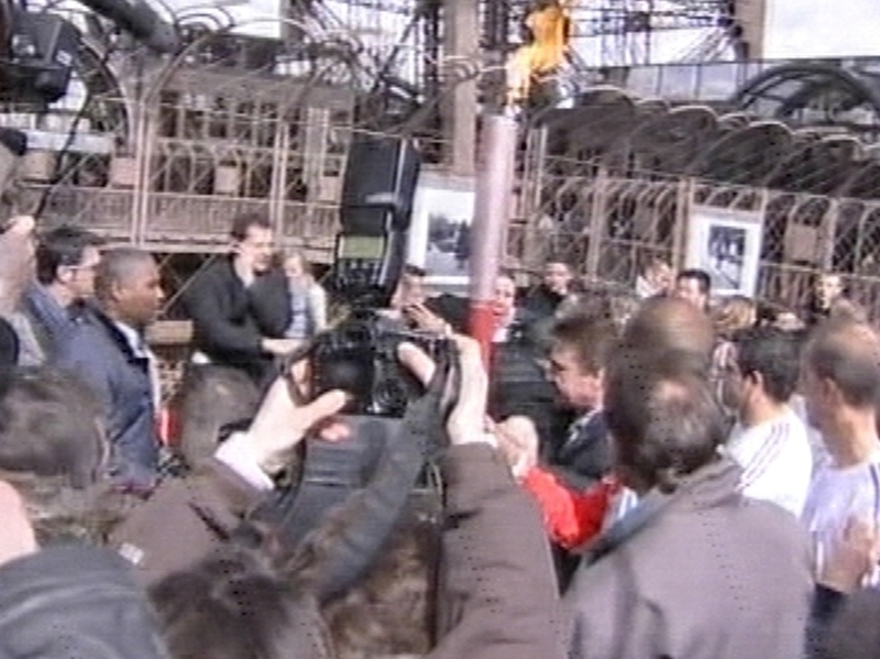 Paris - Scuffles on relay route