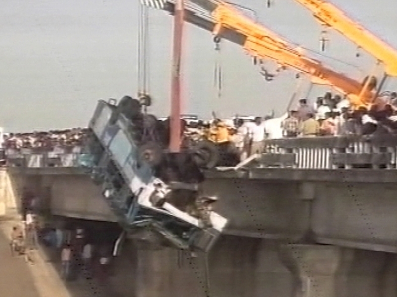 India - 47 dead in bus crash